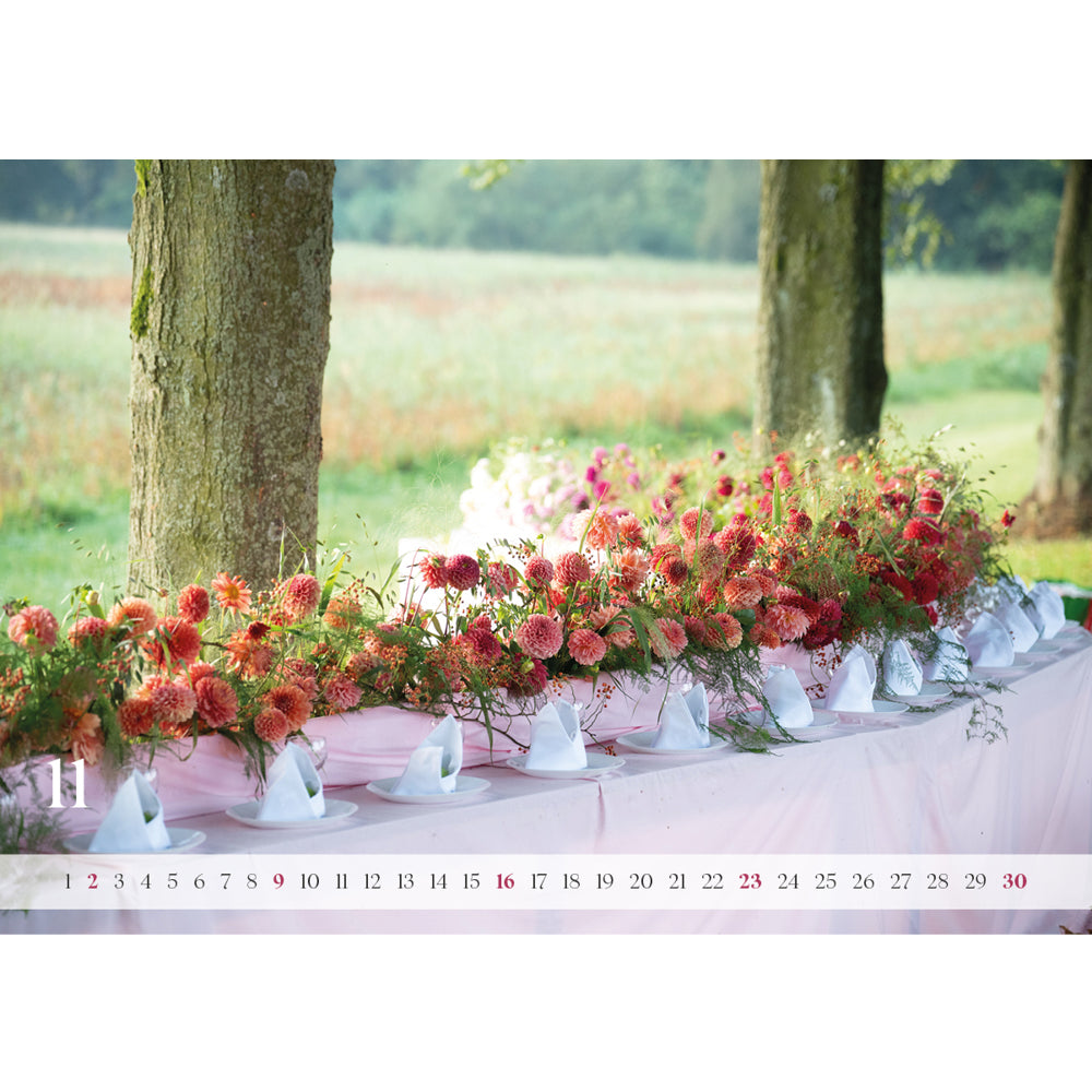 Kalenderblatt November-Lange gedeckte Tafel mit Regenbogen aus Dahlien auf der Allee.