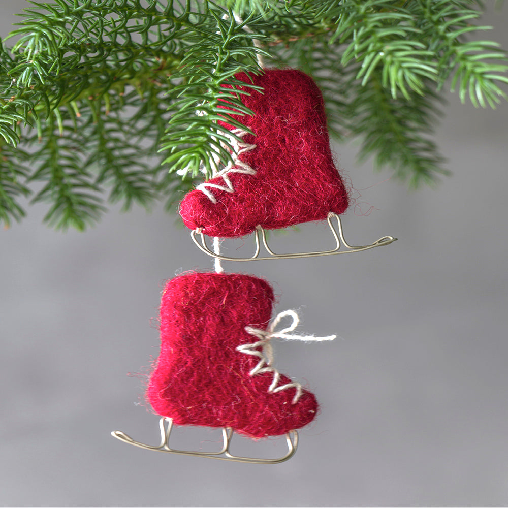 filzanhaenger-schlittschuhe-rot-geschenk-advent-en-gry-og-sif-weihnachten-gartenzauber